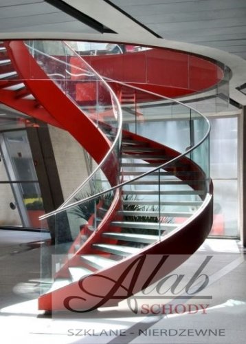 barierka szklana na schodach gitych